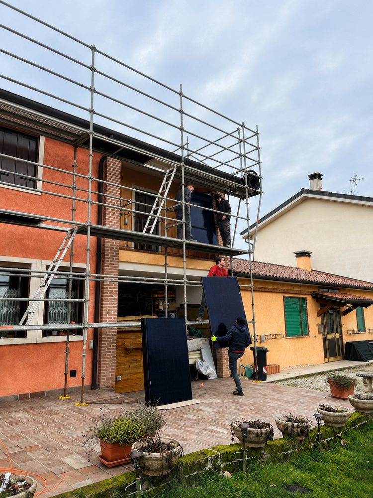 Installazione fotovoltaica con ponteggio